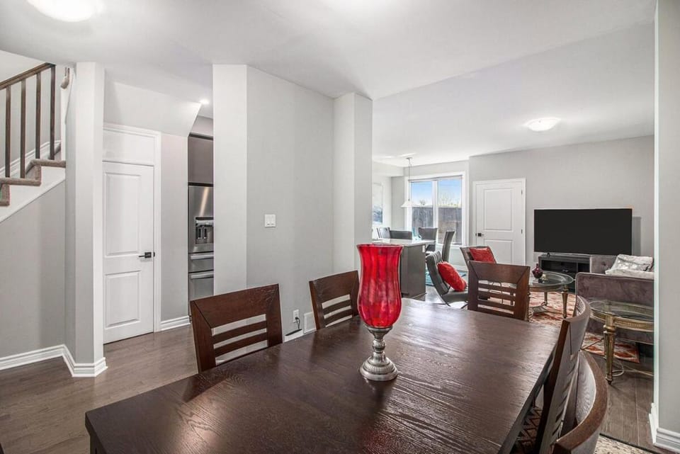 Beautifully Furnished 3-Bedroom Home Apartment in Ottawa