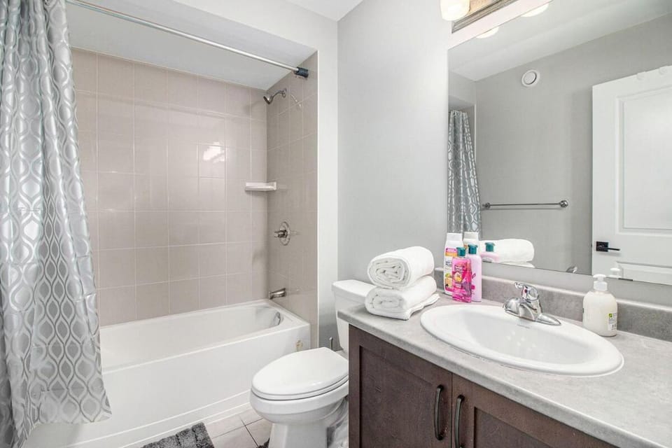 Beautifully Furnished 3-Bedroom Home Apartment in Ottawa
