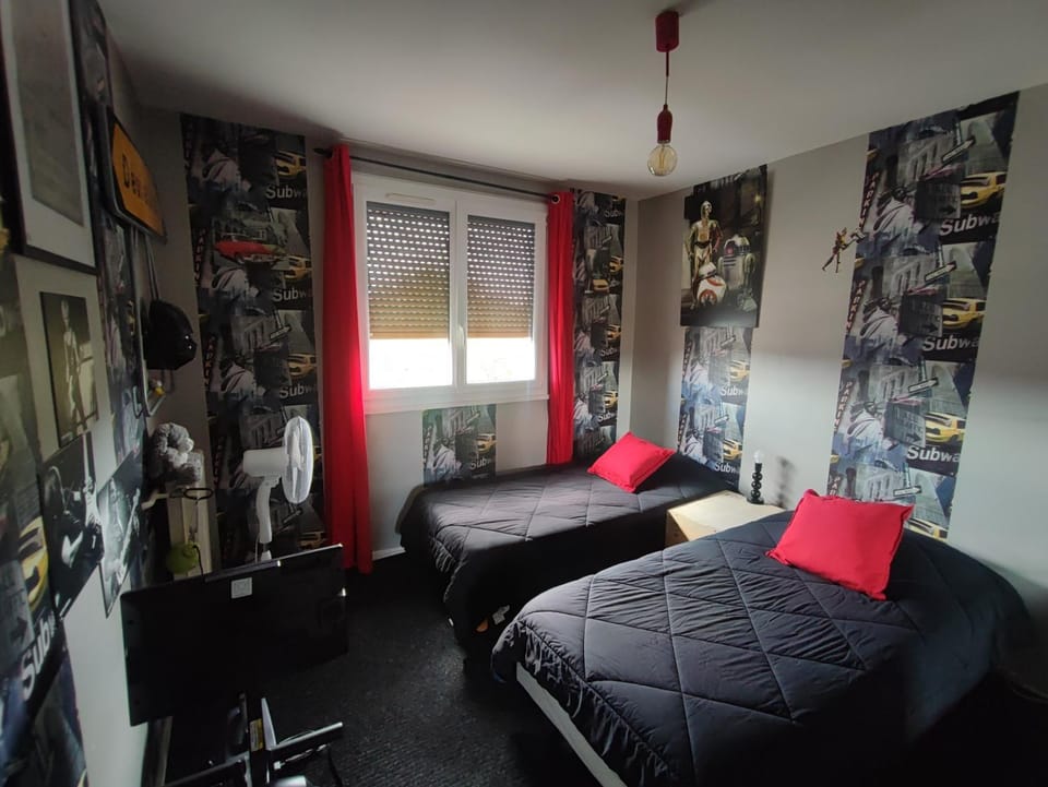 Bed, Photo of the whole room, Bedroom
