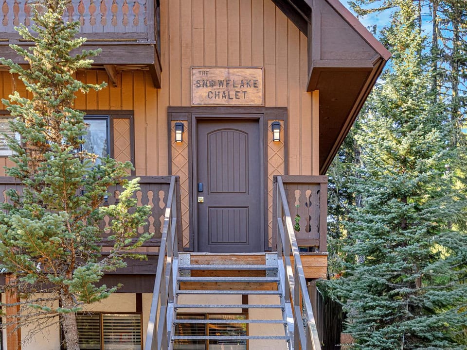 Snowflake Chalet House in Clackamas County