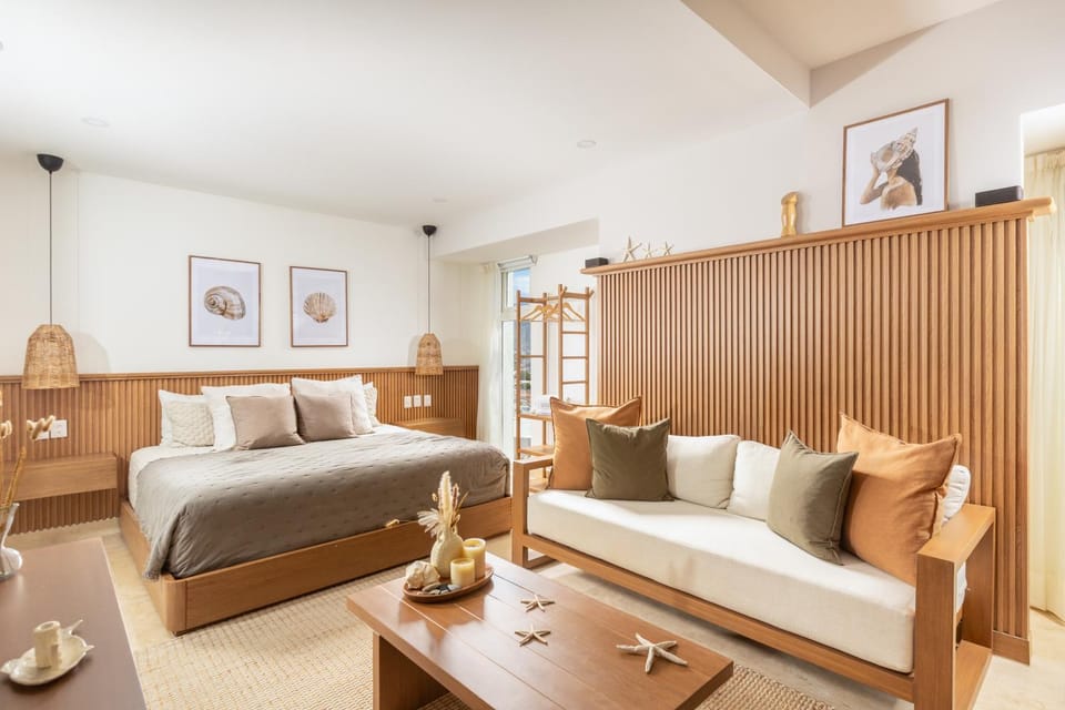 Bed, Living room, Photo of the whole room, Seating area, Bedroom