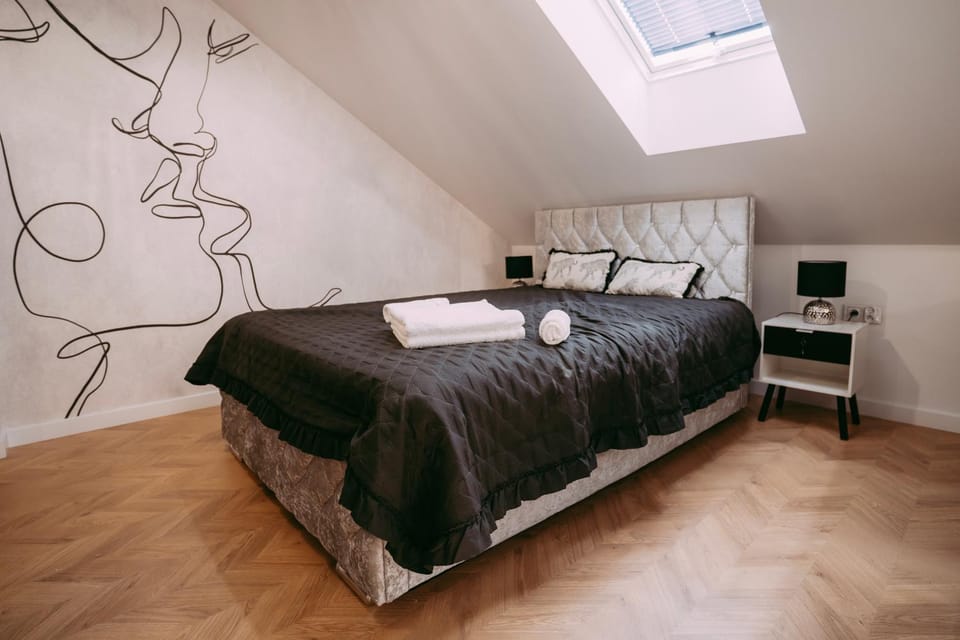 Bed, Bedroom, towels