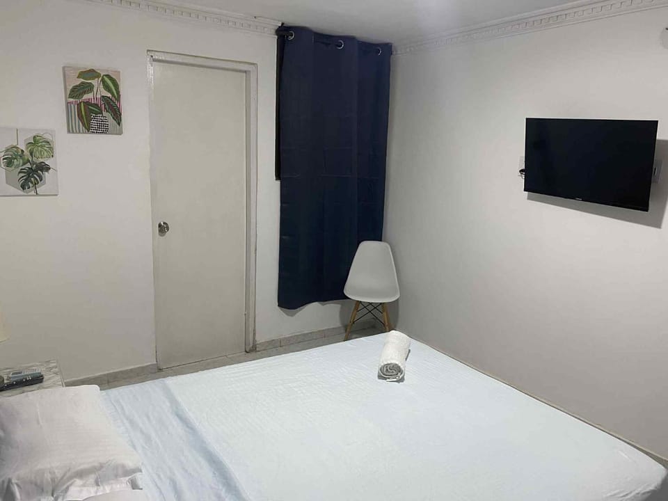 Bed, TV and multimedia, Photo of the whole room, Bedroom