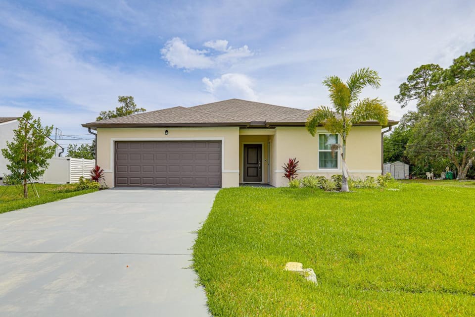 Beach-Hop & Golf! Port St Lucie Apt w/ Shared Yard Apartment in Port Saint Lucie