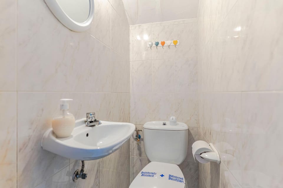 Toilet, Bathroom, towels