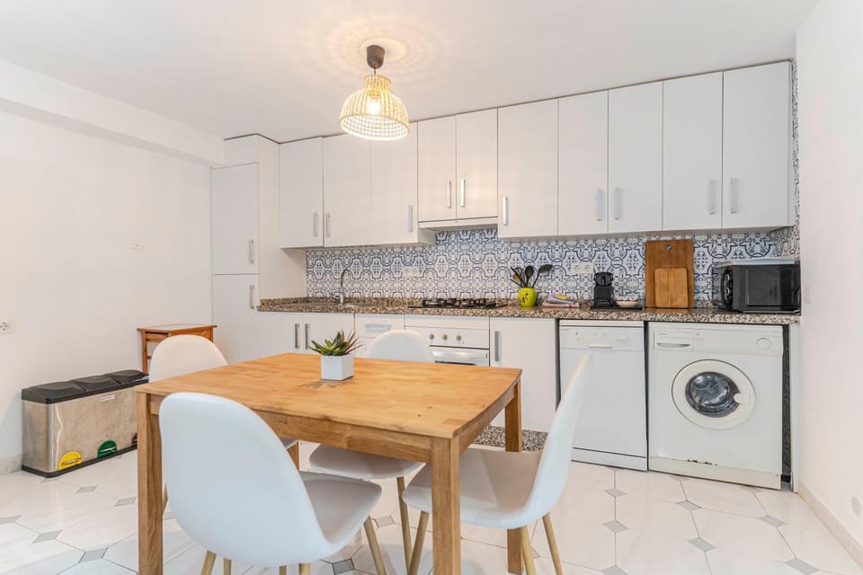 Kitchen or kitchenette, Seating area, Dining area, dishwasher, minibar, stove, washing machine
