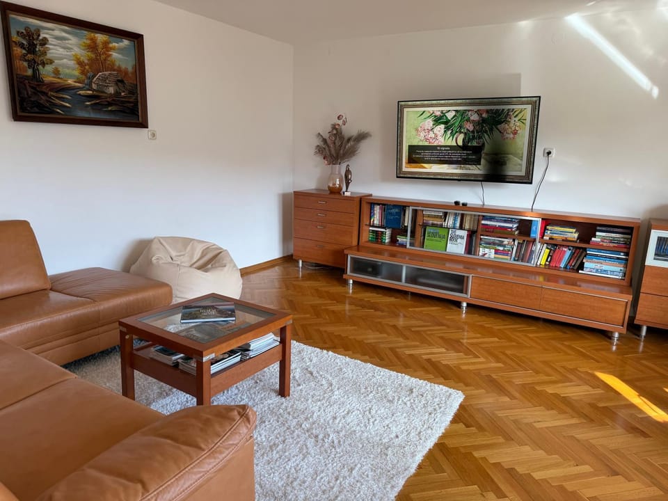 Property building, Communal lounge/ TV room, Library, TV and multimedia, Living room, Seating area