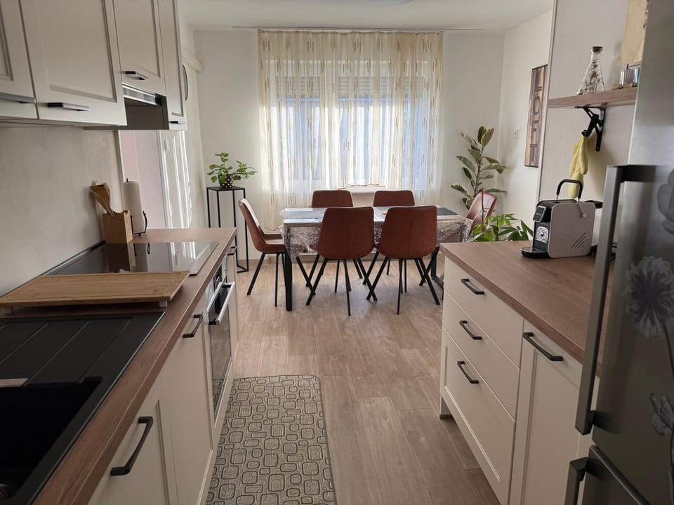 Property building, Kitchen or kitchenette, Dining area, dishwasher, oven, stove