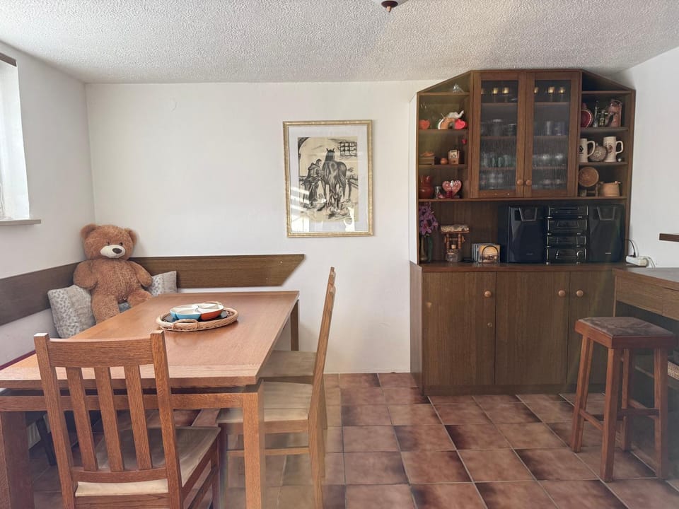 Property building, Communal lounge/ TV room, Lounge or bar, Food and drinks