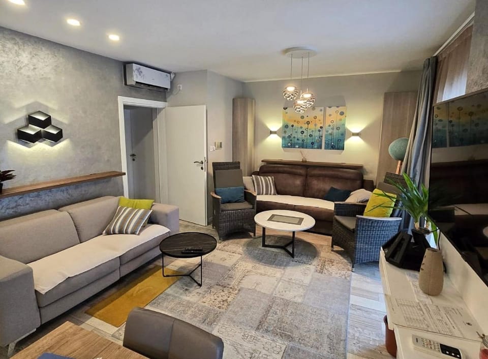 TV and multimedia, Living room, air conditioner