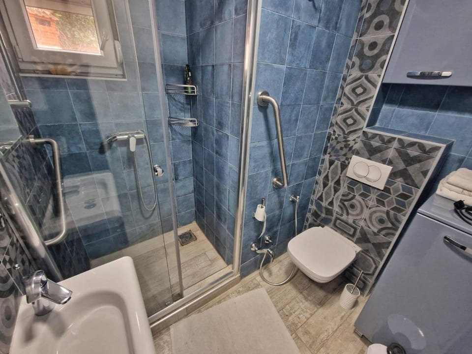 Shower, Bathroom, bidet, towels