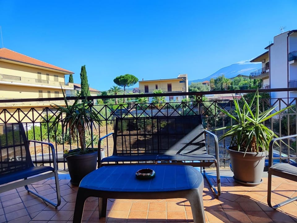 Balcony/Terrace, Mountain view