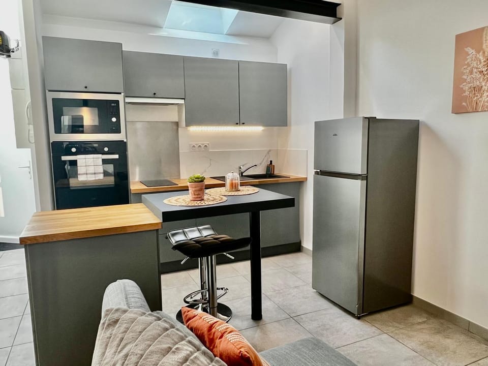 Kitchen or kitchenette, Dining area, minibar, oven, pet friendly, stove
