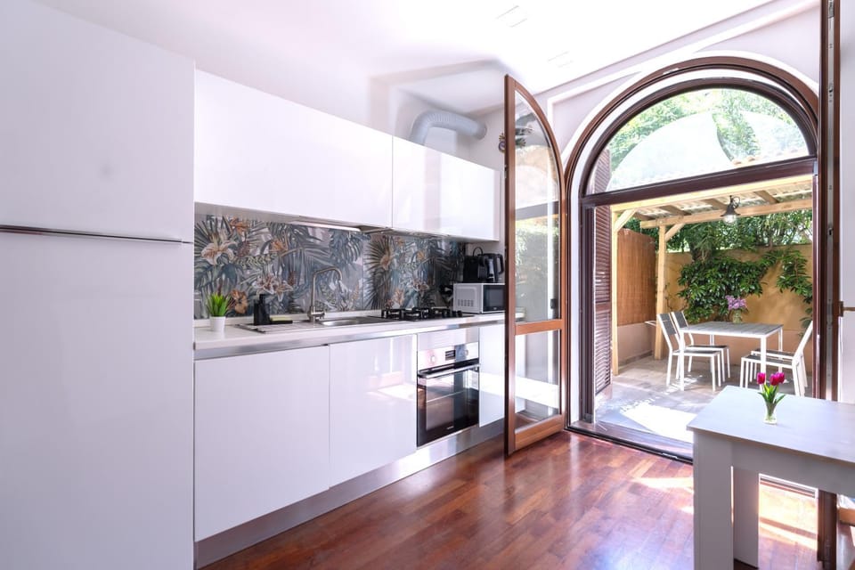 Kitchen or kitchenette, Dining area, oven, stove