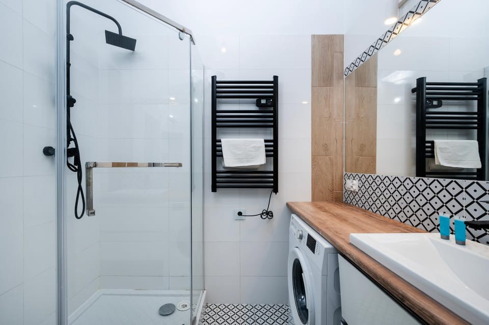 Shower, Bathroom, towels, washing machine