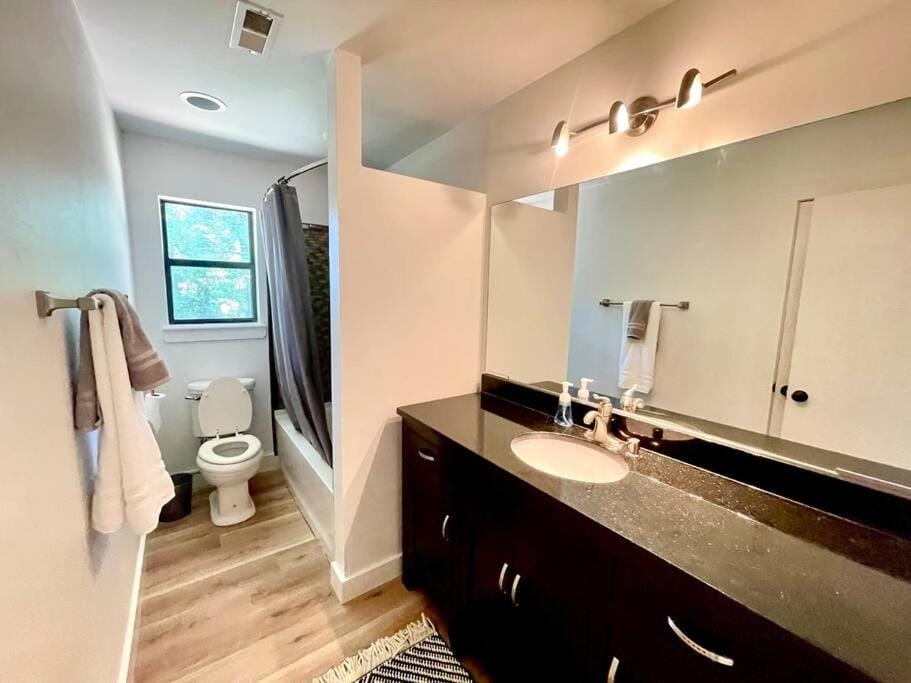 Fayetteville Retreat - Centrally located - Next to Washington Regional Hospital House in Fayetteville