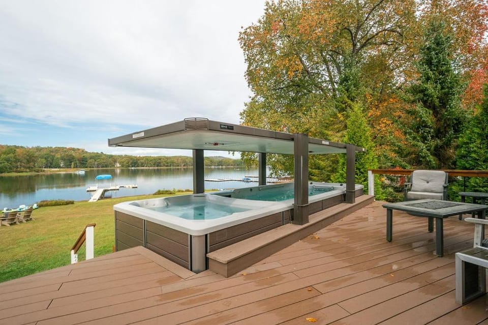 Reel Chill- 4 bedroom home with Dock, Swimspa, Hot tub! House in Deep Creek Lake