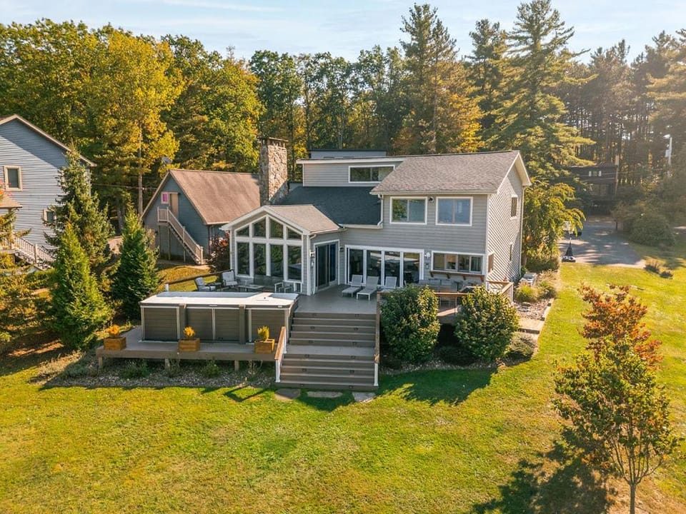 Reel Chill- 4 bedroom home with Dock, Swimspa, Hot tub! House in Deep Creek Lake