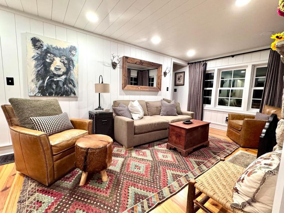 Stay Foxy Cottage, Mirror Lake Highlands, NC House in Highlands