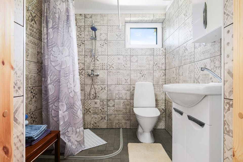 Shower, Toilet, Bathroom, Living room