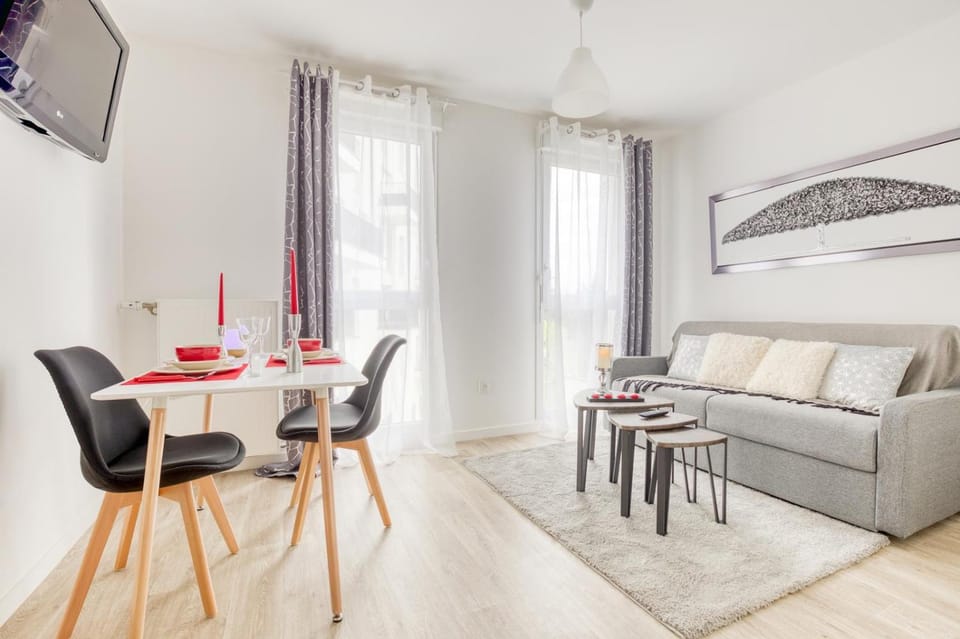 Bed, TV and multimedia, Seating area, Dining area