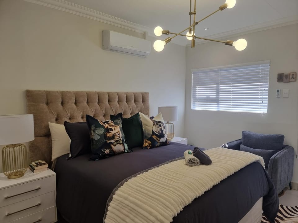 Bed, Seating area
