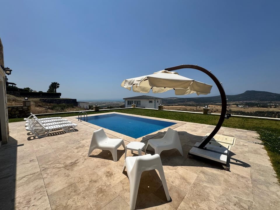 Day, Natural landscape, Swimming pool, Swimming pool, sunbed