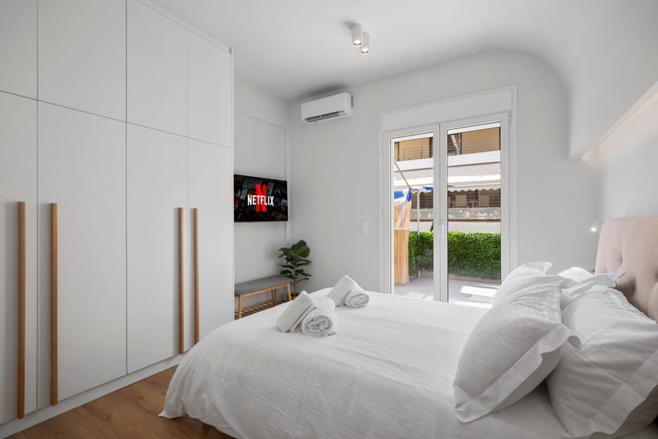 Bed, TV and multimedia, Photo of the whole room, Bedroom, towels, air conditioner