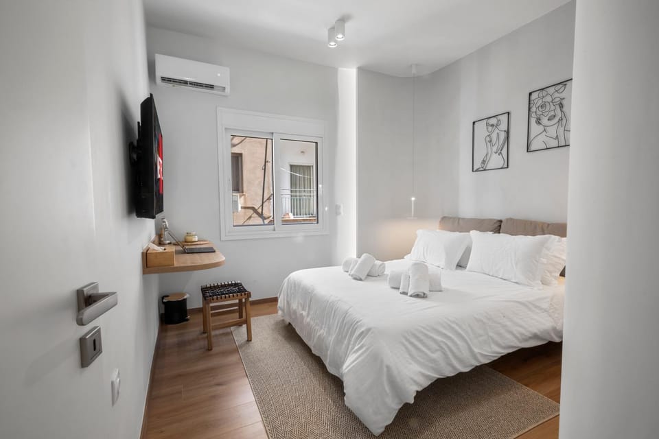 Bed, TV and multimedia, Photo of the whole room, Bedroom, towels, air conditioner