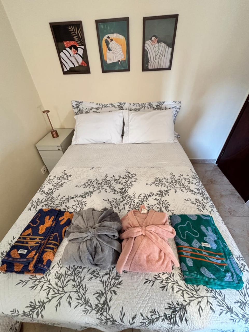 Bed, Photo of the whole room, Bedroom, towels