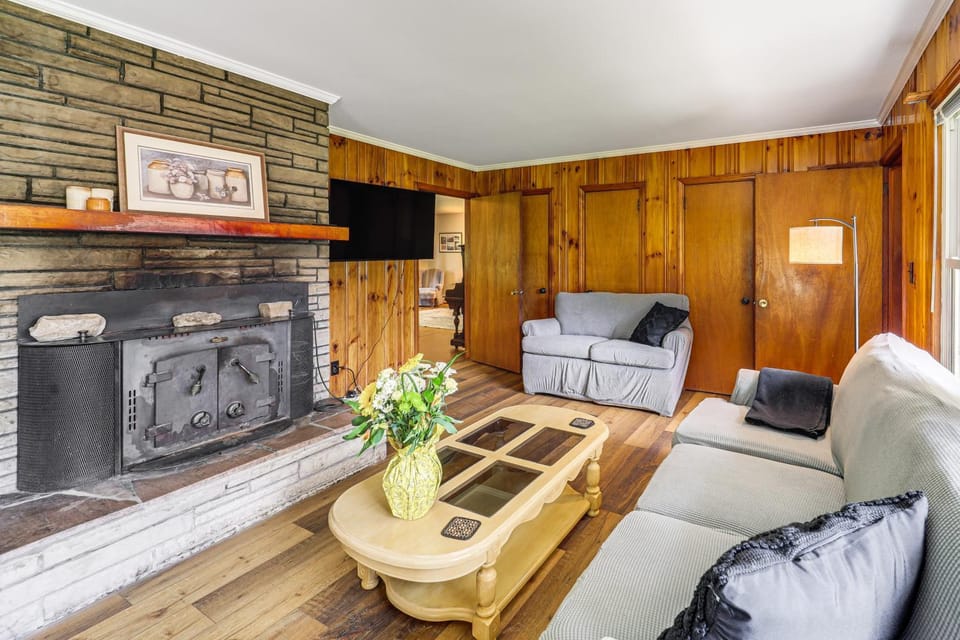Hike & Leaf Peep! Peaceful Home in Laurel Springs House in North Carolina