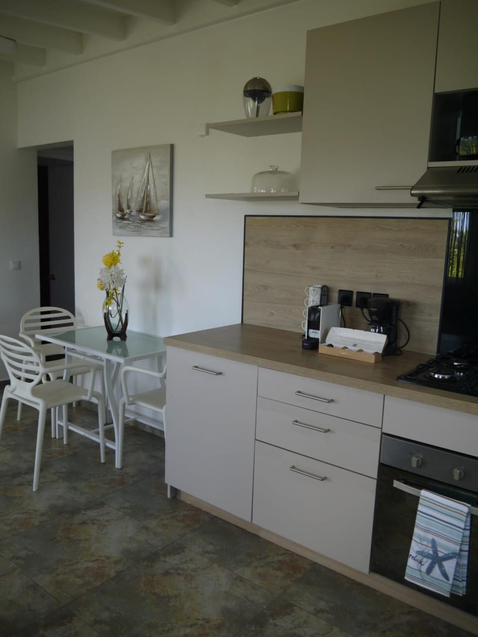 Kitchen or kitchenette, Dining area