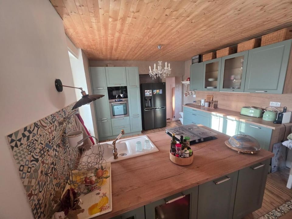 Kitchen or kitchenette, oven, stove