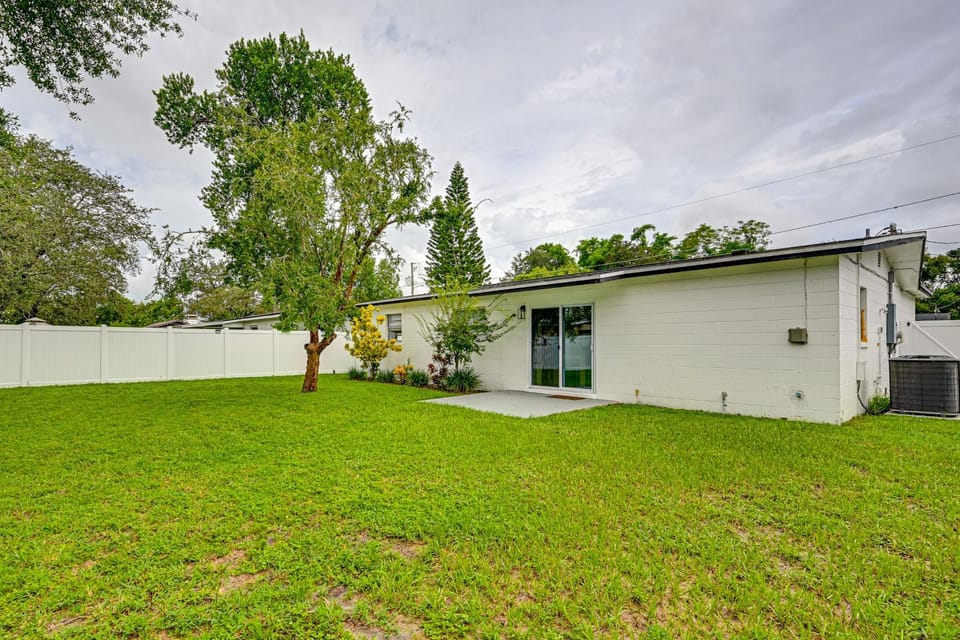 1 Mi to Busch Gardens: Modern Home w/ Private Yard House in Tampa