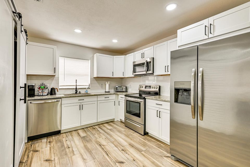 1 Mi to Busch Gardens: Modern Home w/ Private Yard House in Tampa