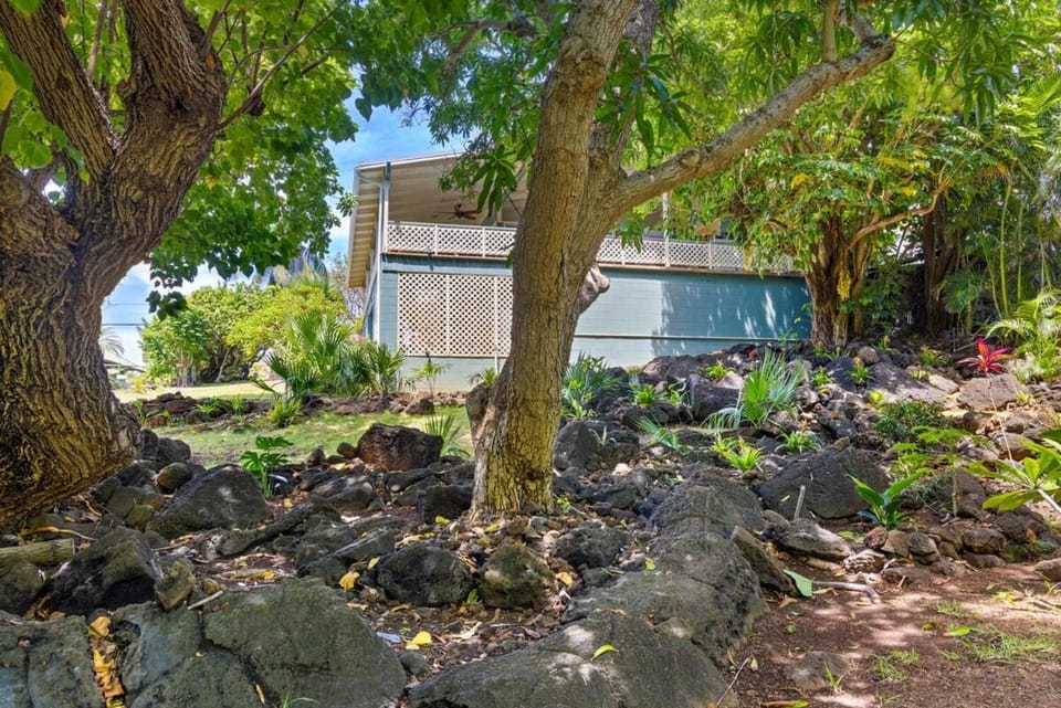 Ocean View Cottage Wlk To Poipu & Brenneckes Beach House in Poipu