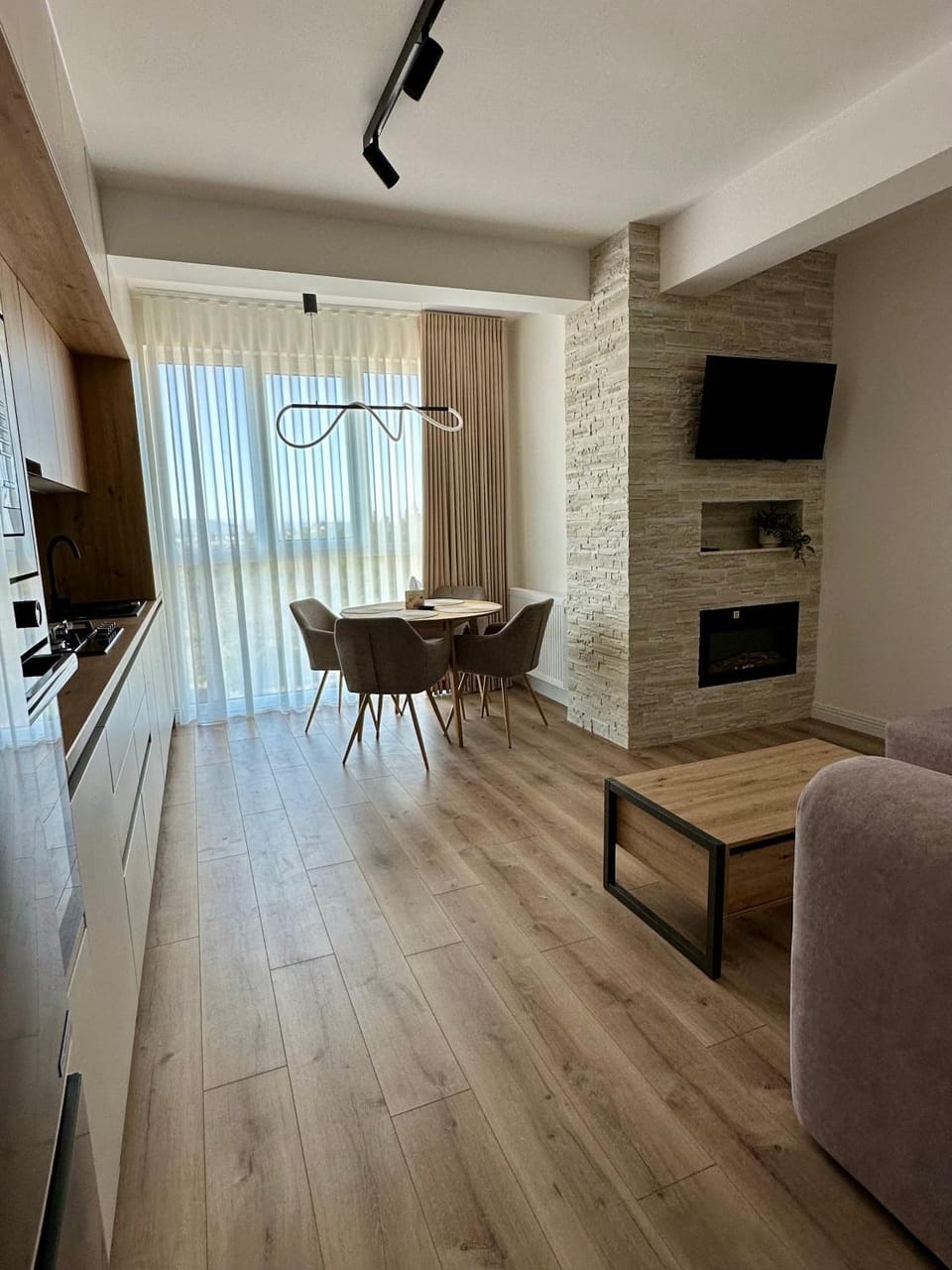 TV and multimedia, Kitchen or kitchenette, Living room, Seating area, Dining area