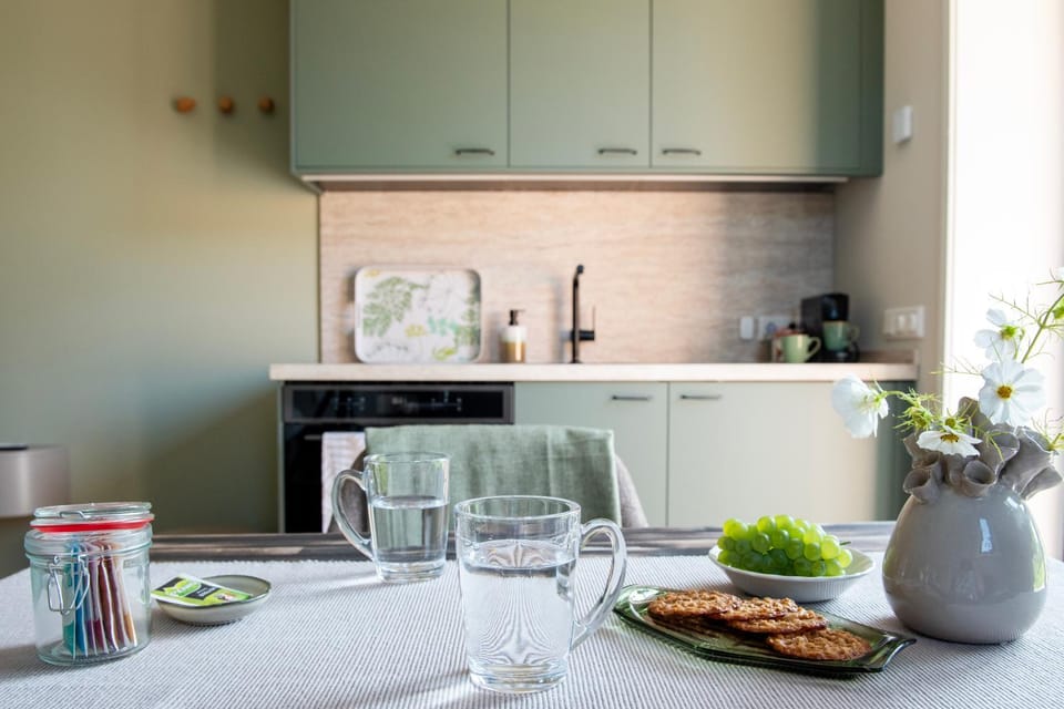 Coffee/tea facilities, Kitchen or kitchenette, Food and drinks, Dining area, microwave, oven, stove