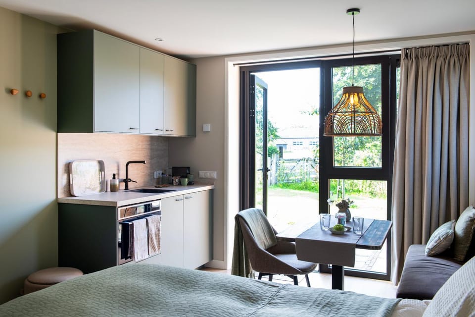 Bed, Coffee/tea facilities, View (from property/room), View (from property/room), Kitchen or kitchenette, Living room, Dining area, Bedroom, Garden view, Garden view, Inner courtyard view, stove
