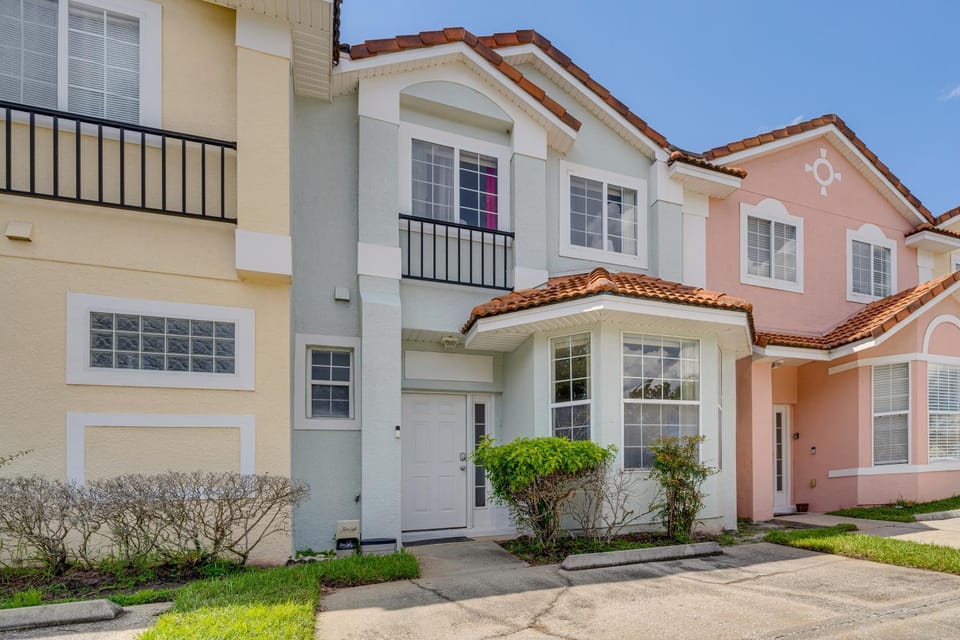 10 Mi to Disney World: Townhome w/ Community Pool! House in Kissimmee