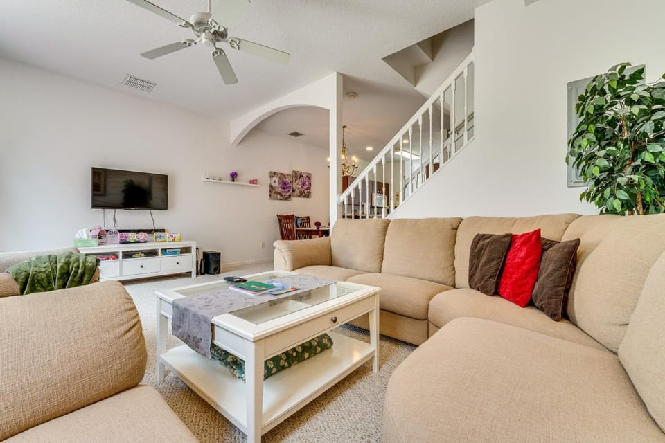 10 Mi to Disney World: Townhome w/ Community Pool! House in Kissimmee