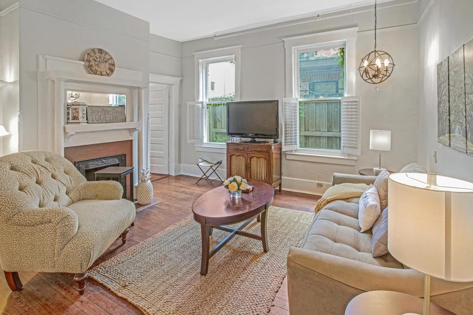Oglethorpe Square Retreat by Lucky Savannah Apartment in Savannah