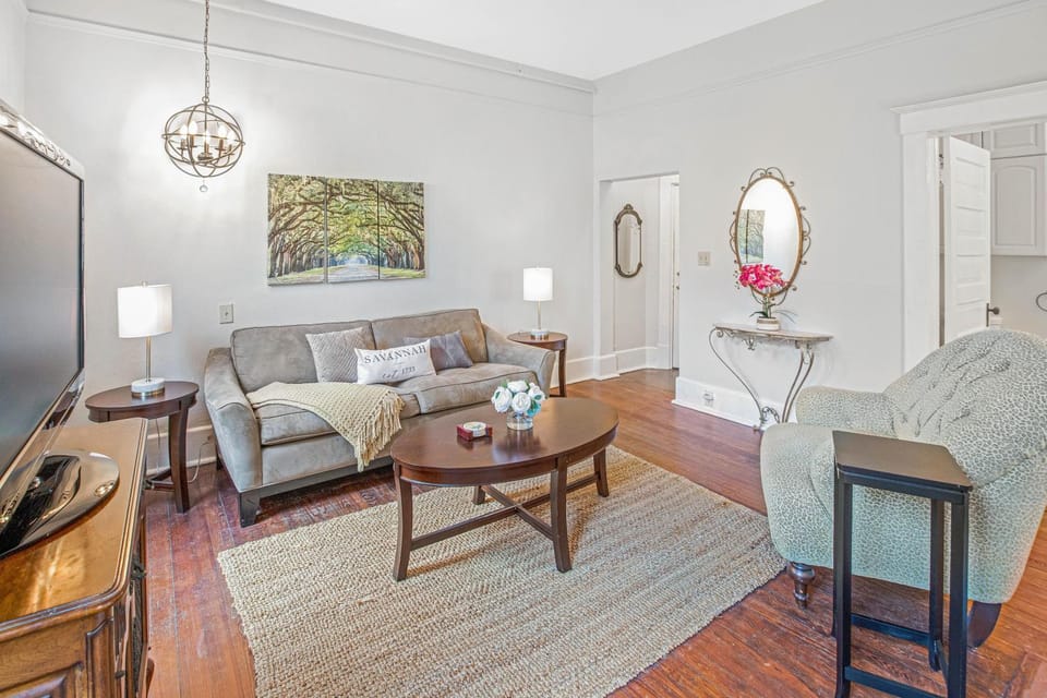 Oglethorpe Square Retreat by Lucky Savannah Apartment in Savannah