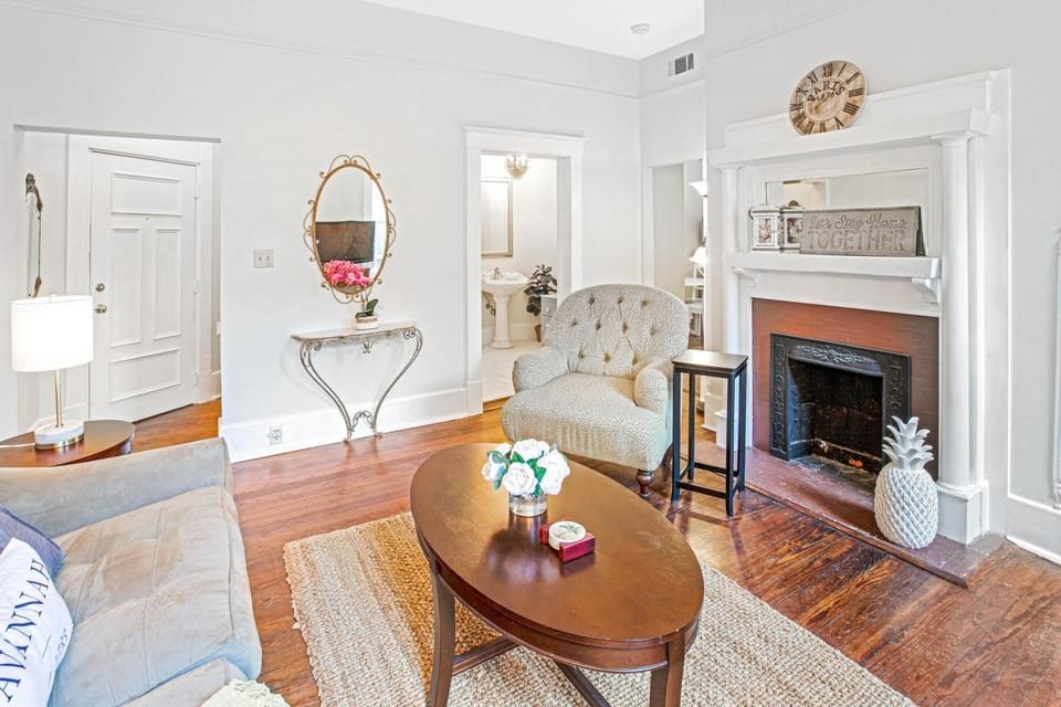 Oglethorpe Square Retreat by Lucky Savannah Apartment in Savannah
