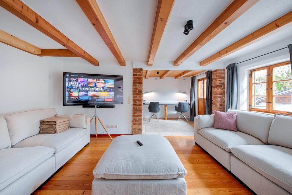 TV and multimedia, Living room, Seating area, Evening entertainment