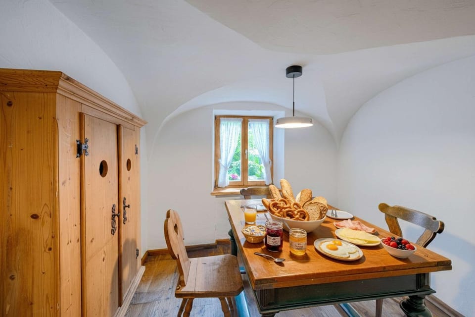 Seating area, Dining area, Food