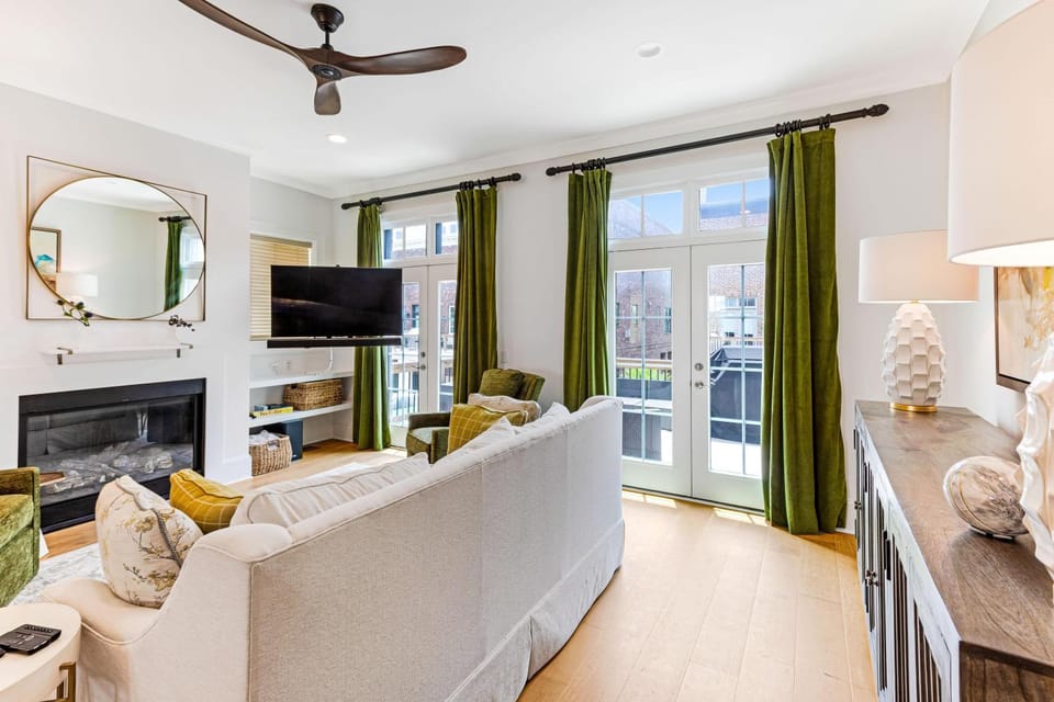 East River Manor by Lucky Savannah House in Savannah