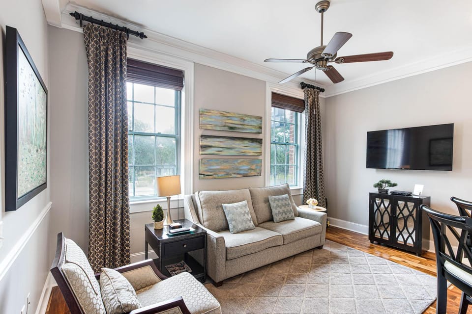 Suites at Bay 2B - Samuel Courtney Suite by Lucky Savannah Apartment in Savannah