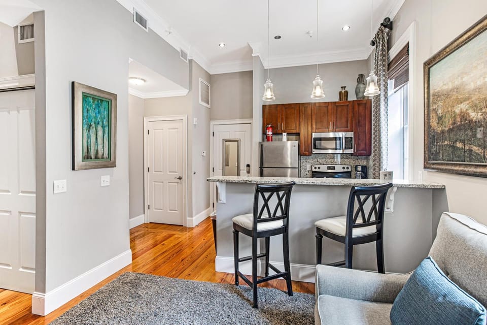 Suites at Bay 3A - William Sewell Jr. Suite by Lucky Savannah House in Savannah
