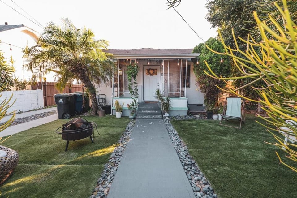 Modern & Airy Silver Lake 2bedroom 2 bath Front House Apartment in San Fernando Valley